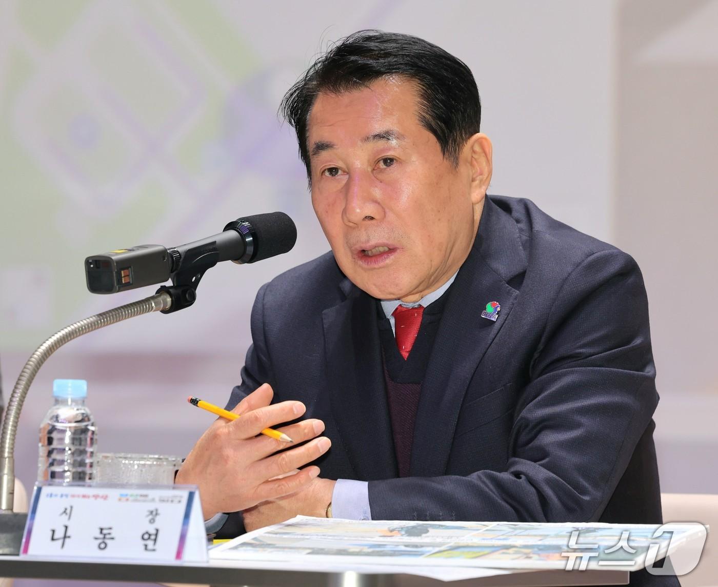 본문 이미지 - 나동연 양산시장이 시민의 질문에 답변 하고 있다.(양산시 제공. 재판매 및 DB금지)