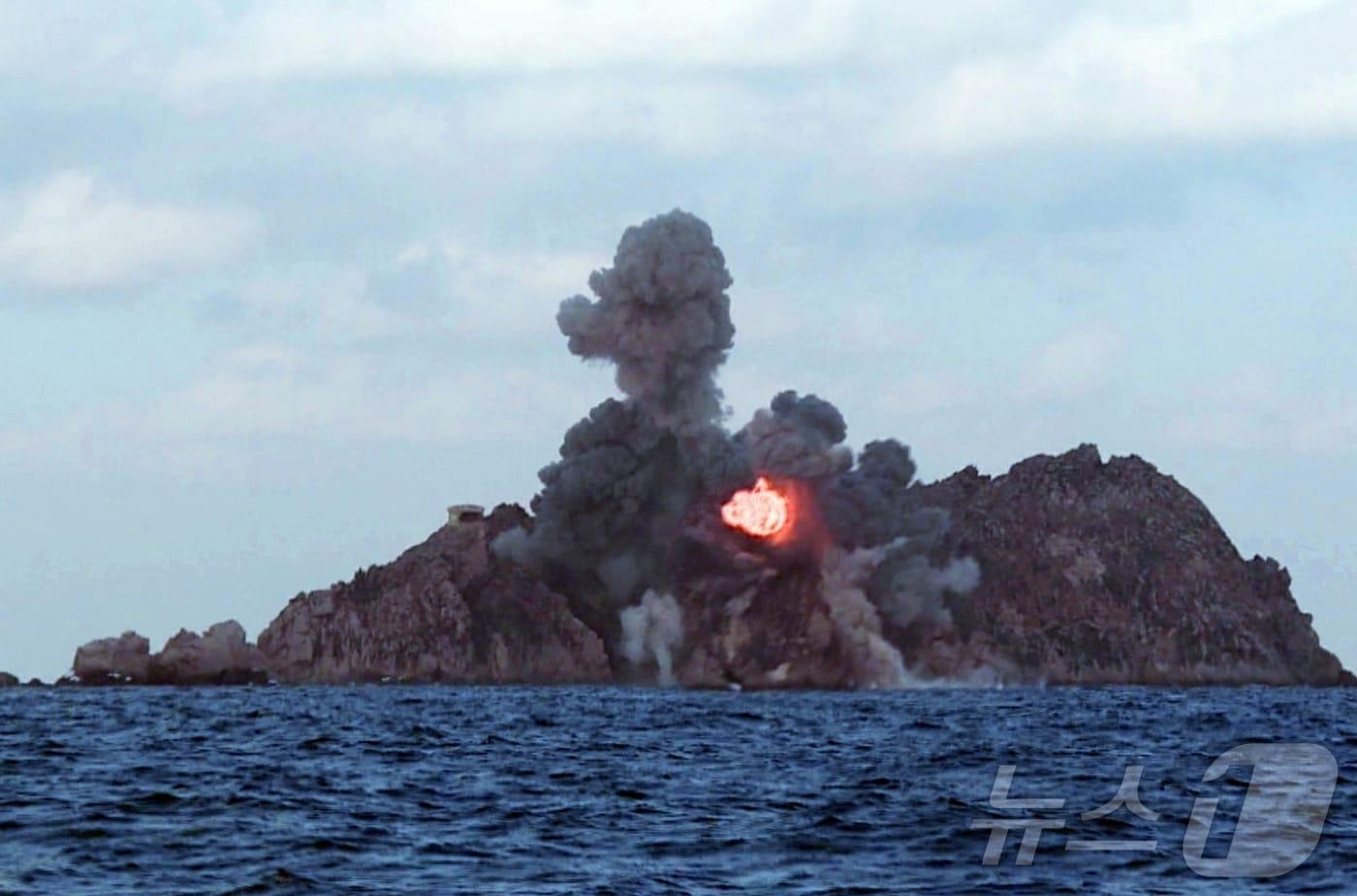 본문 이미지 - (평양 노동신문=뉴스1) = 북한 노동당 기관지 노동신문은 김정은 당 총비서가 전날인 27일 미사일총국이 진행한 '갱신형 대구경방사포 무기체계의 효력 검증을 위한 시험사격'을 딸 주애와 함께 참관했다고 28일 보도했다. [국내에서만 사용가능. 재배포 금지. DB 금지. For Use Only in the Republic of Korea. Redistribution Prohibited] rodongphoto@news1.kr