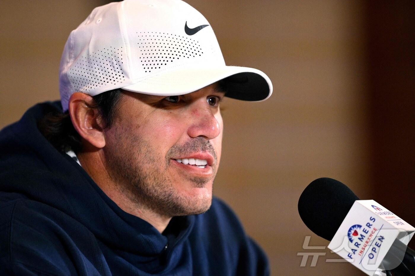 본문 이미지 - 브룩스 켑카(미국)가 28일(한국시간) 열린 PGA투어 파머스 인슈어런스 오픈 기자회견에 참석해 발언하고 있다. ⓒ AFP=뉴스1