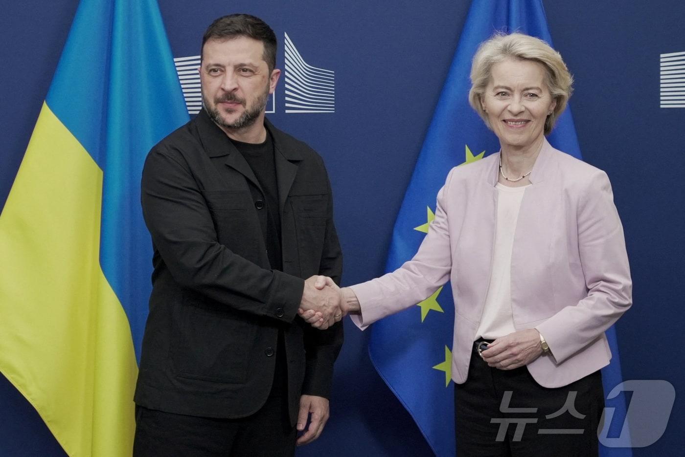 본문 이미지 - 볼로디미르 젤렌스키 우크라이나 대통령이 지난해 8월 벨기에 브뤼셀에서 우르줄라 폰데어라이엔 유럽연합(EU) 집행위원장을 만나 악수를 나누고 있다. 2025.8.17 ⓒ 로이터=뉴스1 ⓒ News1 강민경 기자