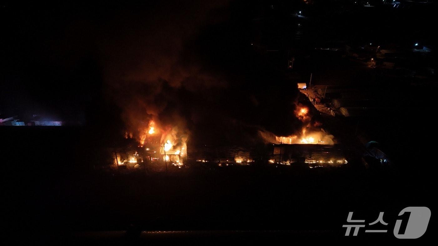 본문 이미지 - 진주 금곡면 비닐하우스 화재 현장(경남소방본부 제공. 재판매 및 DB금지) 2026.1.28
