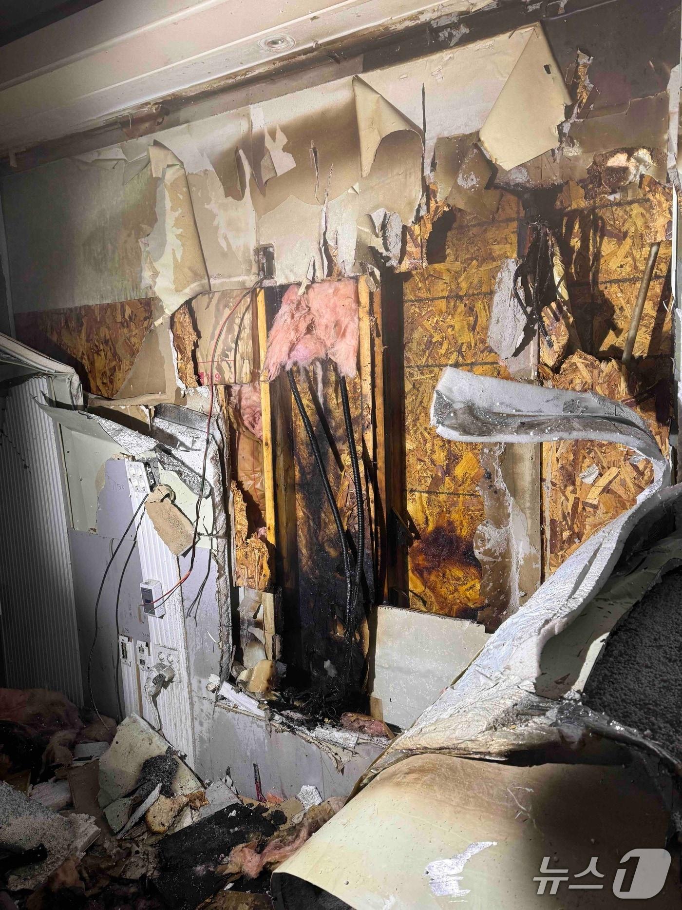 본문 이미지 - 강원 정선 사북의 한 펜선 화재 현장.(강원도소방본부 제공, 재판매 및 DB금지)