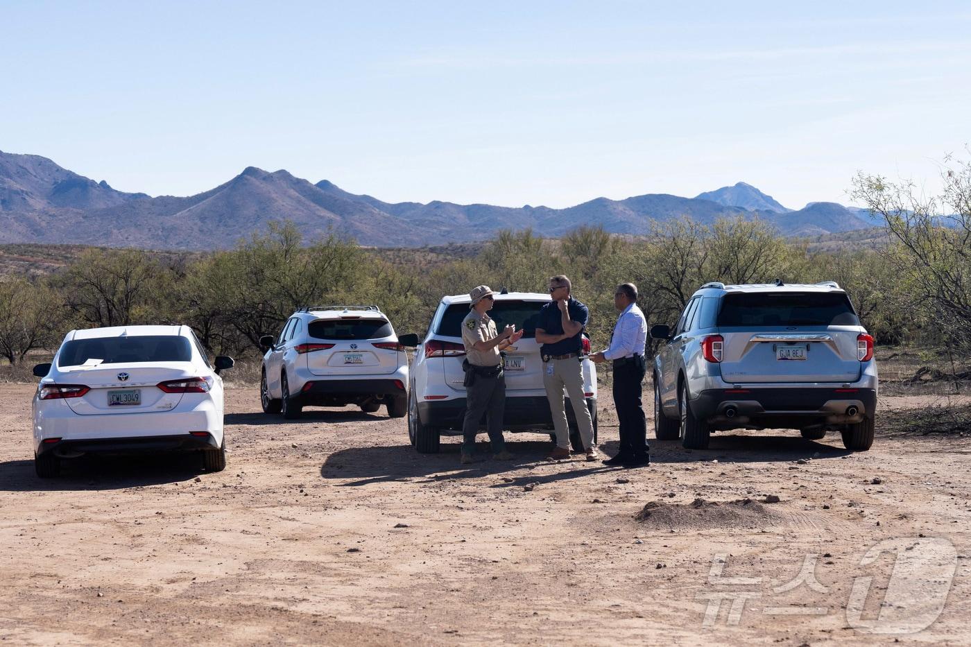본문 이미지 - 법 집행 기관 요원들이 27일(현지시간) 미국 애리조나주 아리바카 인근 미국국경수비대가 연루된 총격 사건 현장에 모여 있다. 2026.1.27 ⓒ 로이터=뉴스1 ⓒ News1 김경민 기자