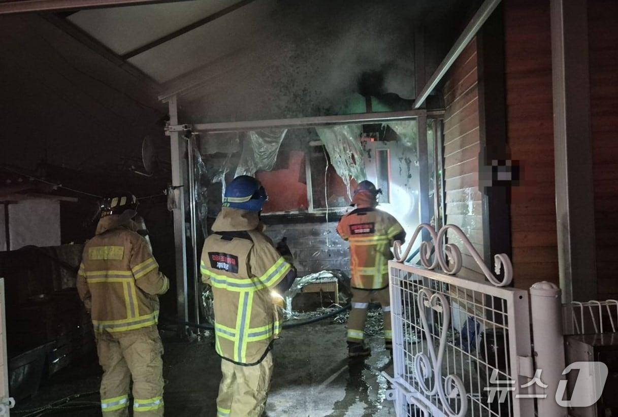 본문 이미지 - 27일 오후 9시 52분쯤 영천시 금호읍 단독주택에서 불이 나 소방 당국이 진화하고 있다.(경북소방본부 제공. 재판매 및 DB 금지)2026.1.28/뉴스1