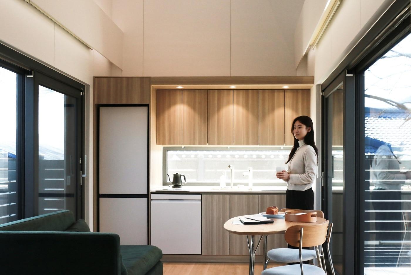 본문 이미지 - LG전자가 레저 및 관광 사업을 계획하고 있는 B2B 고객을 위해 전북 김제시 죽산면에 LG 스마트코티지를 상시 체험할 수 있는 공간 '죽산모락'을 열었다. 이 곳에서는 방문객이 스마트코티지를 숙소 삼아 휴식하며 김제평야의 ‘지평선 뷰’를 즐기는 한편, 양조·제빵 등 지역 상권과 연계된 다양한 문화도 체험할 수 있다.(LG전자 제공)