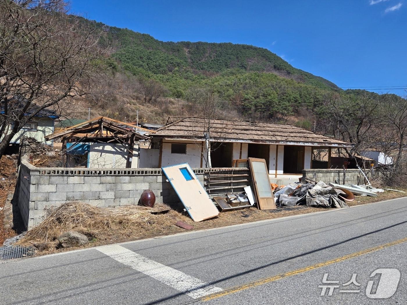본문 이미지 - 봉화군 빈집 철거 현장 모습(봉화군 제공. 재판매 및 DB금지)2026.1.28/뉴스1
