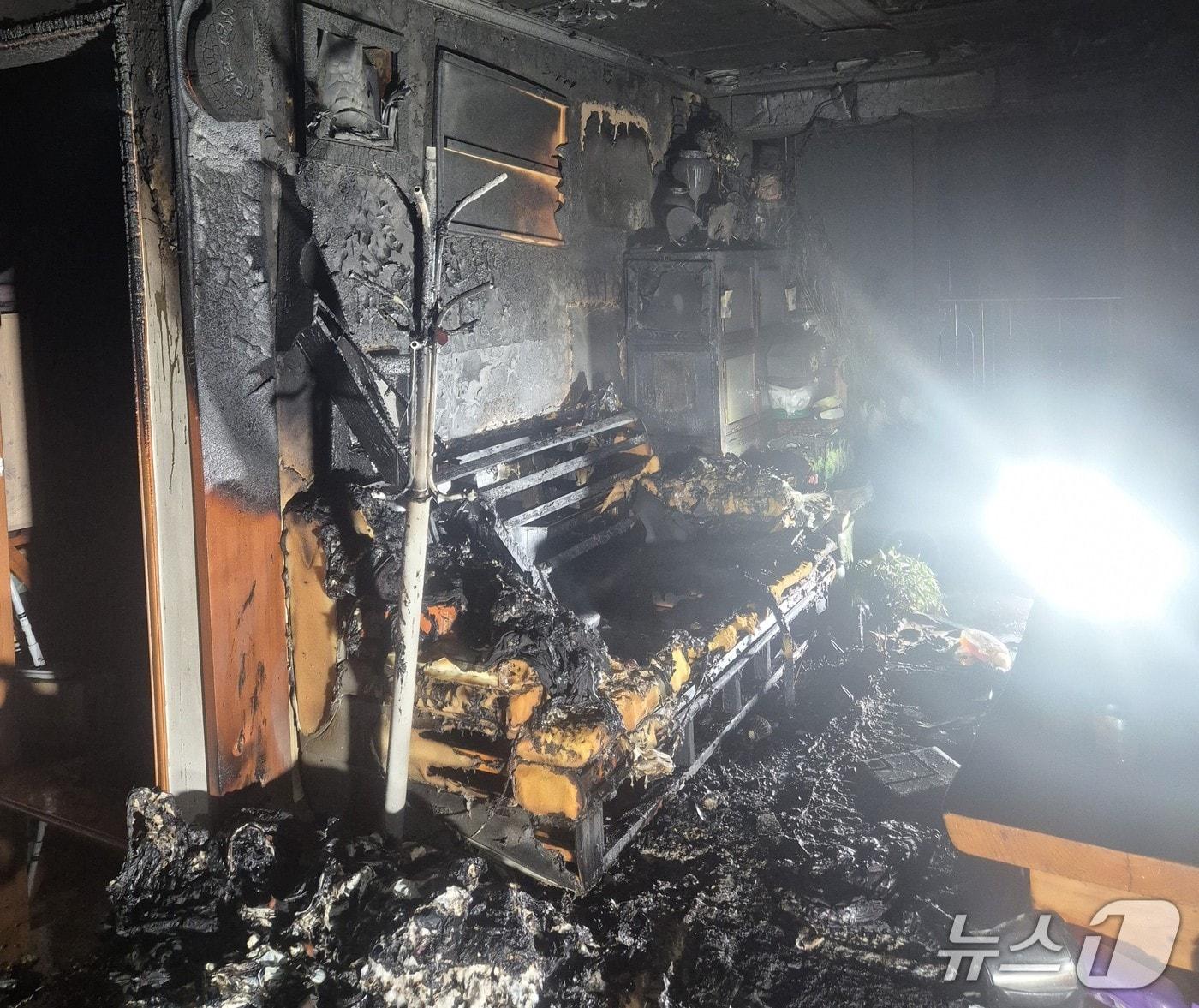 본문 이미지 - 28일 오전 2시23분쯤 대구 달서구 상인동의 한 빌라에서 불이 나 소방 당국이 20여분 만에 진화했다.(대구소방안전본부 제공. 재판매 및 DB금지)