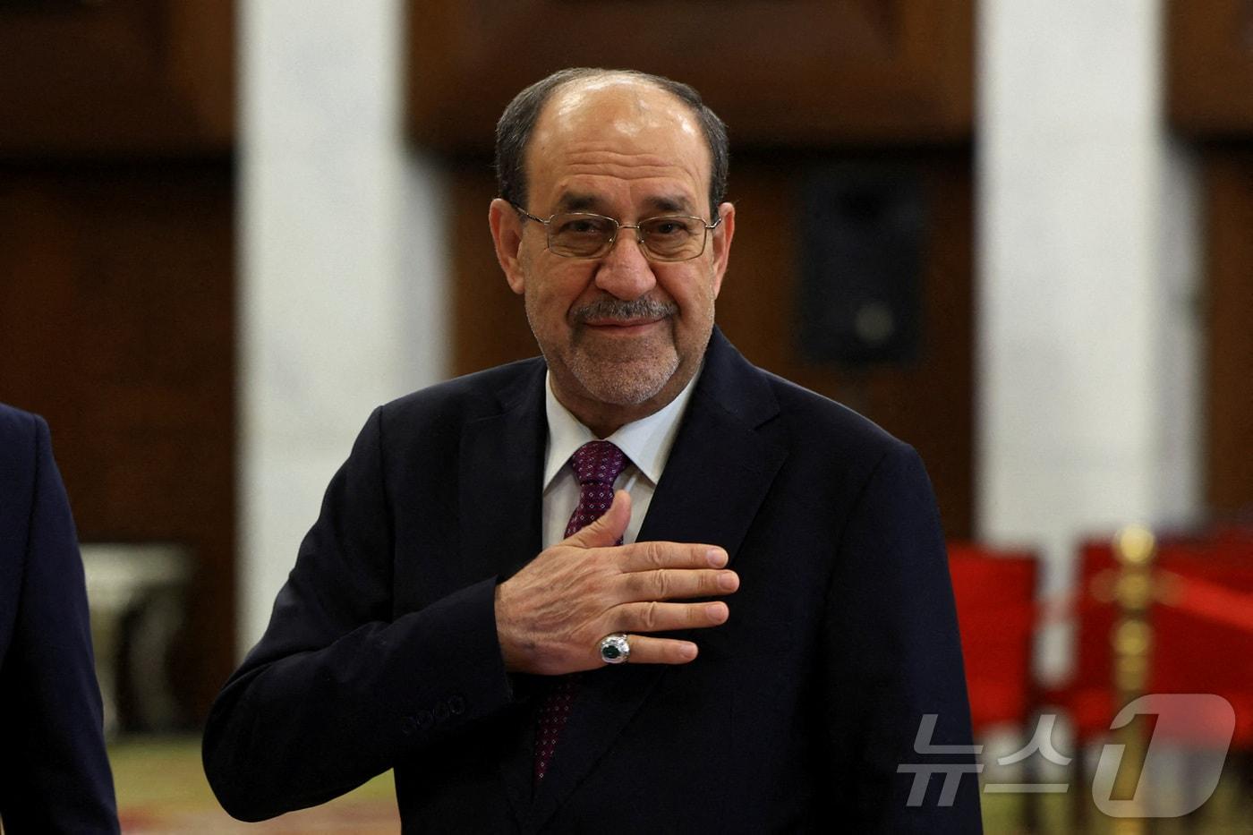 본문 이미지 - 누리 알말리키 전 이라크 총리가 지난해 11월 11일 마그다드에서 총선 투표를 하고 있다. 2025.11.11 ⓒ 로이터=뉴스1 ⓒ News1 강민경 기자