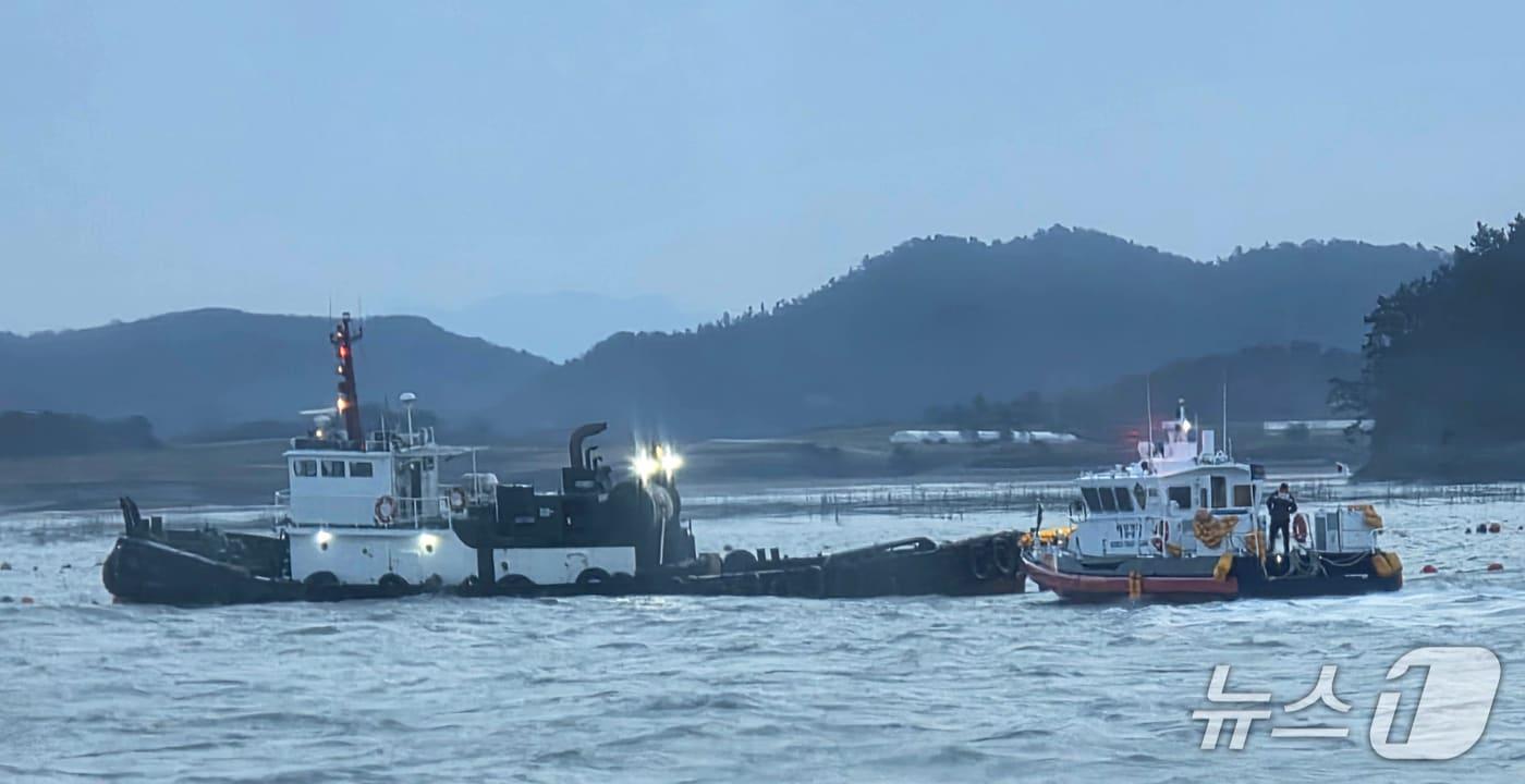 본문 이미지 - 28일 오전 5시 40분쯤 전남 해남군 임하도 서방 300m 해상에서 목포해경이 46톤급 예선 A 호에 타있던 승선원 3명을 구조하고 있다. (목포해경 제공. 재판매 및 DB 금지)