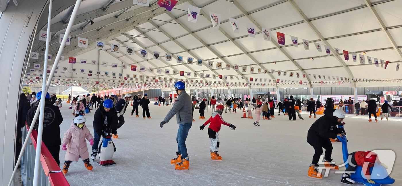 본문 이미지 - 겨울 테마파크 아이스링크장 실내 모습(서산시 제공. 재판매 및 DB금지)2026.1.28/뉴스1