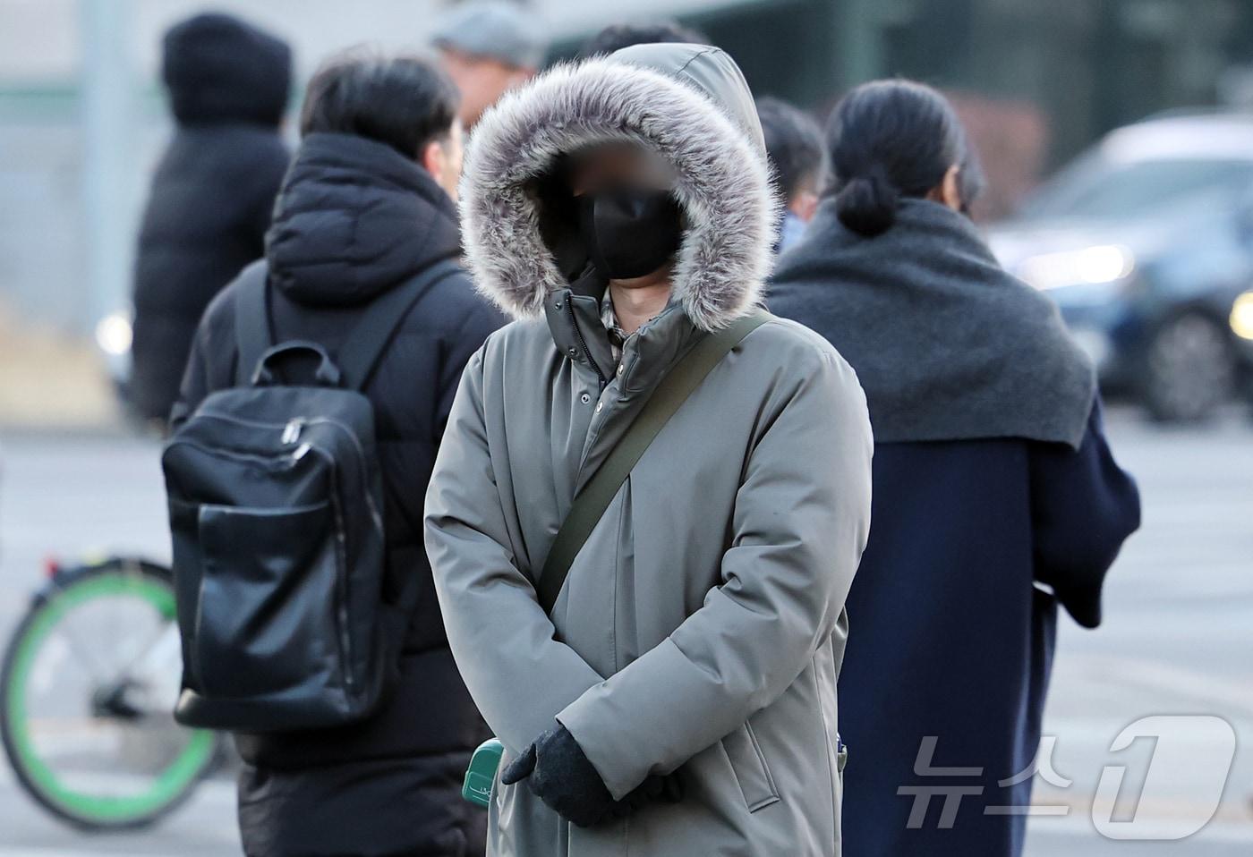 본문 이미지 - 서울 아침 기온이 영하 10도를 밑도는 영하권 추위가 이어진 지난 28일 오전 서울 종로구 광화문사거리에서 시민들이 두꺼운 외투를 입고 발걸음을 옮기고 있다. 2026.1.28/뉴스1 ⓒ News1 김진환 기자