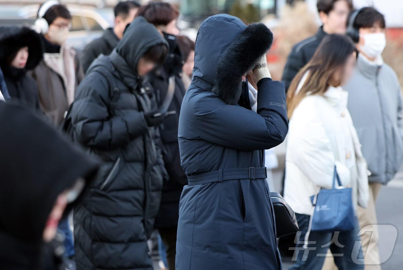 본문 이미지 - 서울 종로구 광화문사거리에서 두꺼운 외투를 입은 시민들이 발걸음을 옮기고 있다. 2026.1.28/뉴스1 ⓒ News1 김진환 기자