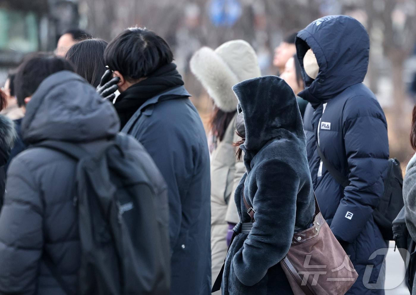 본문 이미지 - 서울 아침 기온이 영하 10도를 밑도는 영하권 추위가 이어진 28일 오전 서울 종로구 광화문사거리에서 두꺼운 외투를 입은 시민들이 발걸음을 옮기고 있다. 2026.1.28/뉴스1 ⓒ News1 김진환 기자