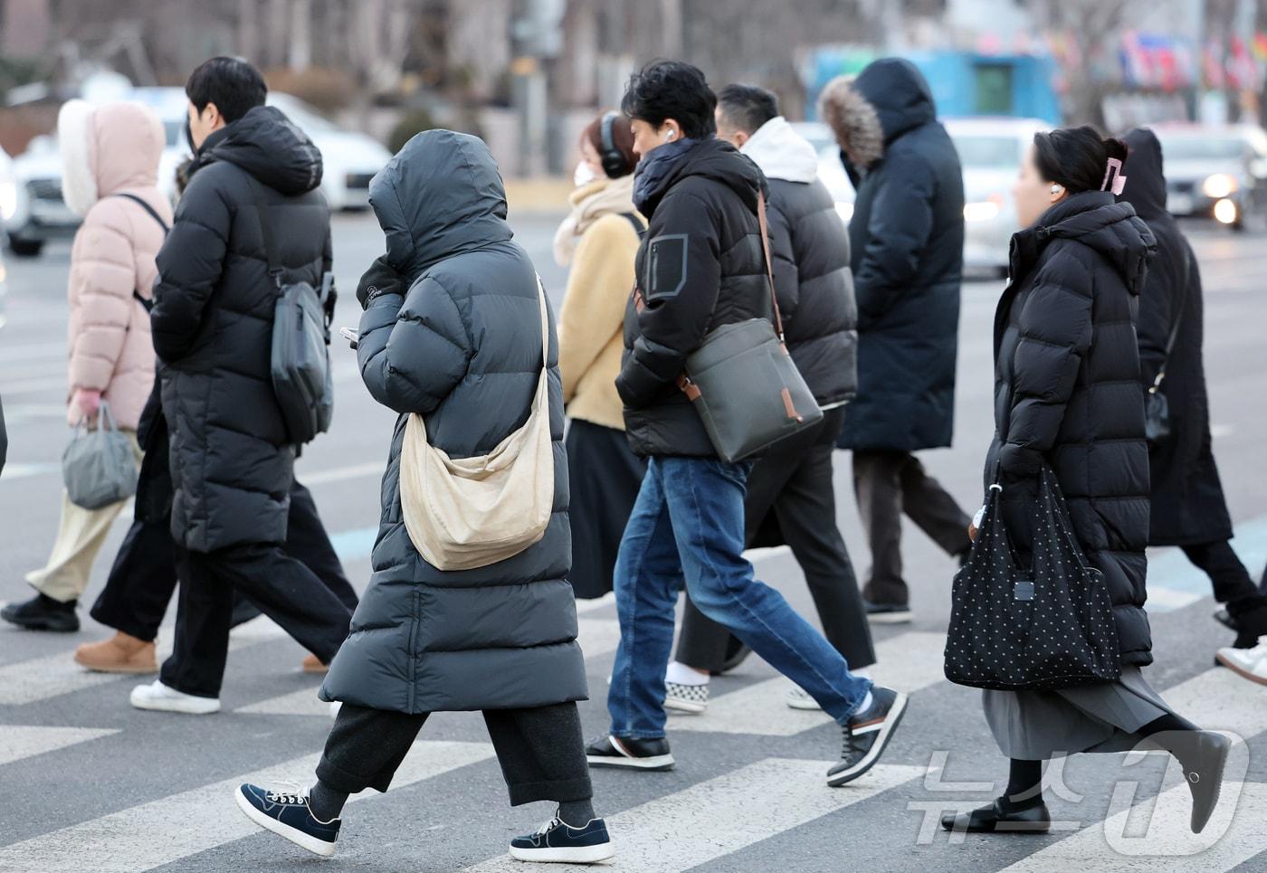 본문 이미지 - 서울 아침 기온이 영하 10도를 밑도는 영하권 추위가 이어진 28일 오전 서울 종로구 광화문사거리에서 두꺼운 외투를 입은 시민들이 발걸음을 옮기고 있다. 2026.1.28/뉴스1 ⓒ News1 김진환 기자