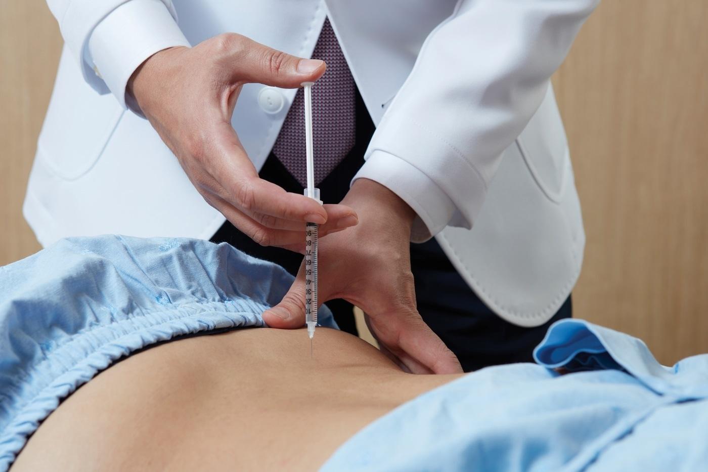 본문 이미지 - 자생한방병원 의료진이 교통사고 환자에게 약침 치료를 실시하고 있다.(자생한방병원 제공)