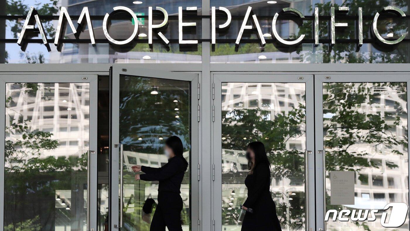 본문 이미지 - 서울 용산구 아모레퍼시픽 건물로 시민들이 들어가고 있다. 2022.5.17/뉴스1 ⓒ News1 장수영 기자