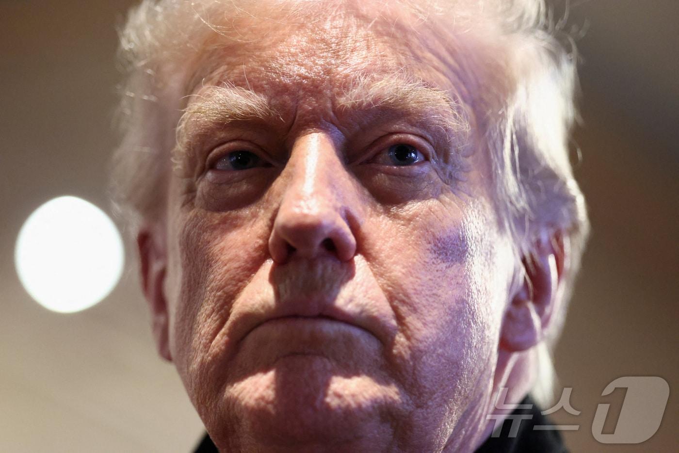 본문 이미지 - 도널드 트럼프 미국 대통령은 27일(현지시간) 미국 아이오와주 어반데일에 있는 레스토랑을 방문했다. 2026.1.27 ⓒ 로이터=뉴스1 ⓒ News1 김경민 기자