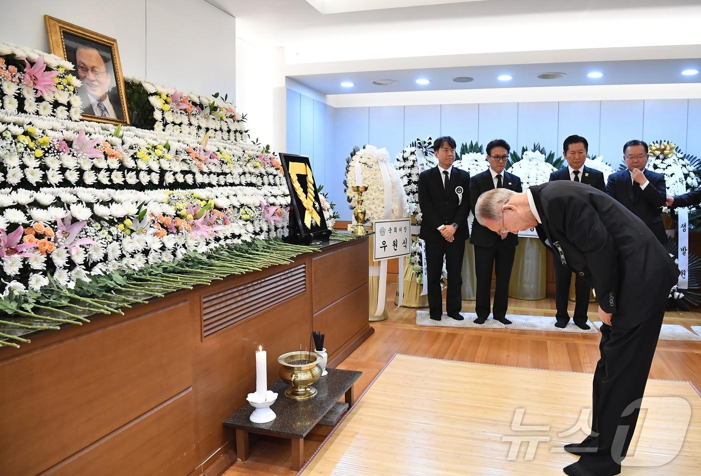 본문 이미지 - 반기문 전 유엔사무총장이 28일 오전 서울 종로구 서울대학교병원 장례식장에 마련된 故 이해찬 전 국무총리의 빈소에서 조문을 하고 있다. 2026.1.28/뉴스1 ⓒ News1 사진공동취재단