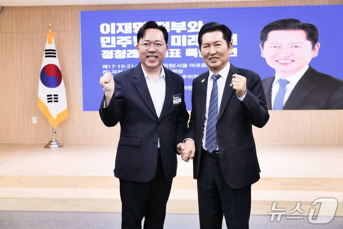 본문 이미지 - 최병관 전 전북도 행정부지사(왼쪽)가 정청래 더불어민주당 대표로부터 특보 임명을 받은 후 기념촬영을 하고 있다.2026.1.28/뉴스1