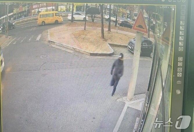 본문 이미지 - 경북 구미시 인동에서 발생한 '버스정류장 폭행'의 가해자로 추정되는 남성이 뛰어가는 모습이 CCTV에 찍혔다.(보배드림 CCTV 영상 캡쳐)/뉴스1.