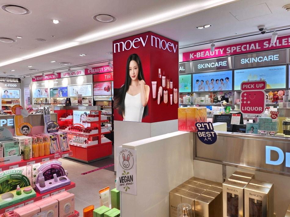 본문 이미지 - 모에브(moev)는 글로벌 관문인 인천국제공항 제1·2여객터미널 시티면세점 총 3개 매장에 공식 입점과 동시에 올리브영 오프라인 매장까지 유통망을 확장했다.(모에브제공)