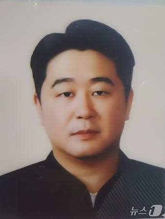 본문 이미지 - 오토바이 배달 중 어지럼증을 느끼고 급히 병원 치료를 받던 50대 남성이 끝내 뇌사 장기기증으로 5명을 살린 뒤 세상을 떠났다. 사진은 기증자 한기문 씨.(한국장기조직기증원 제공)