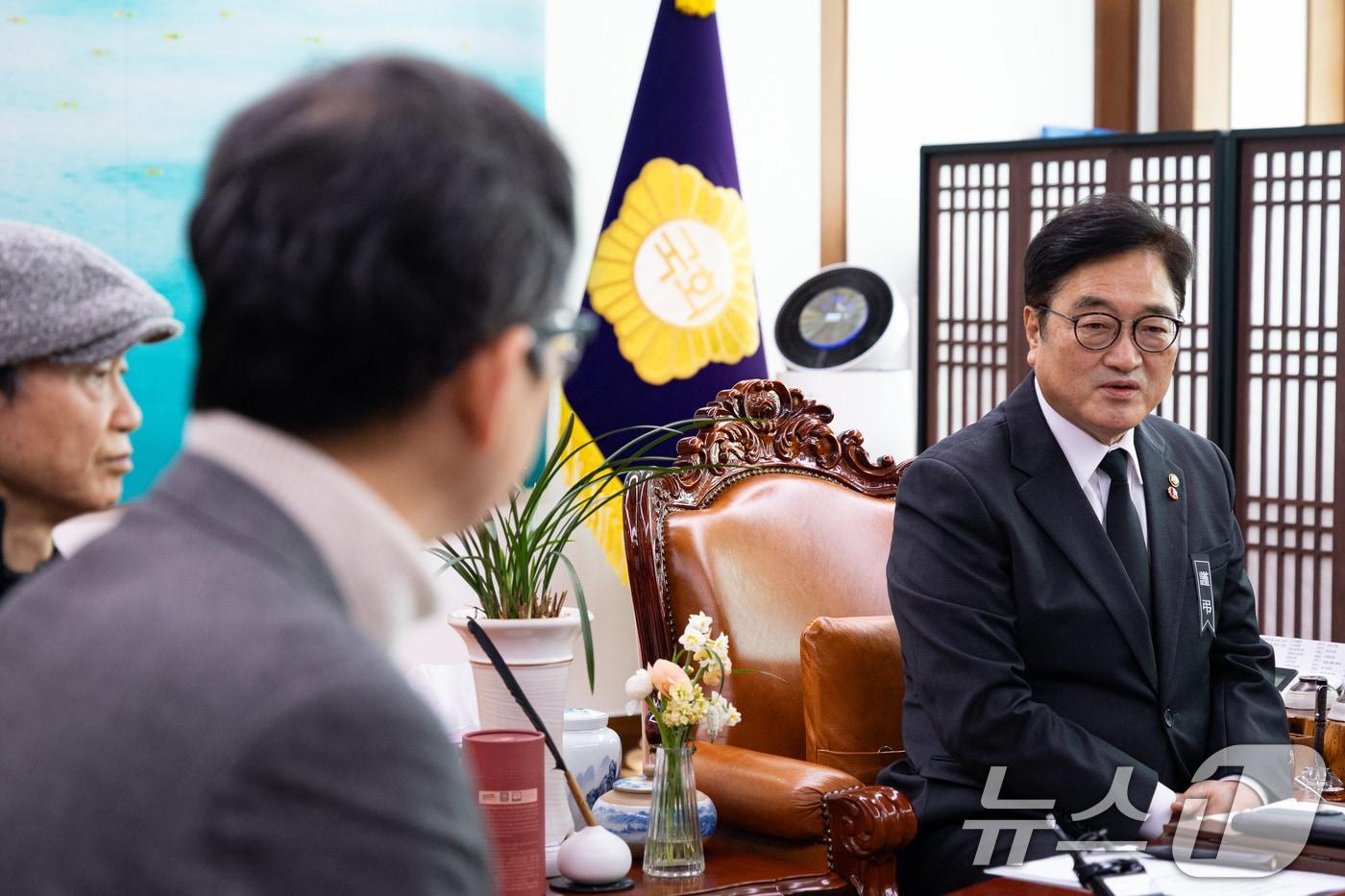 본문 이미지 - 우원식 국회의장이 28일 서울 여의도 국회에서 시민개헌넷 대표단 및 운영위원장단과 개헌 간담회를 열고 모두 발언을 하고 있다. 2026.1.28 ⓒ 뉴스1 유승관 기자