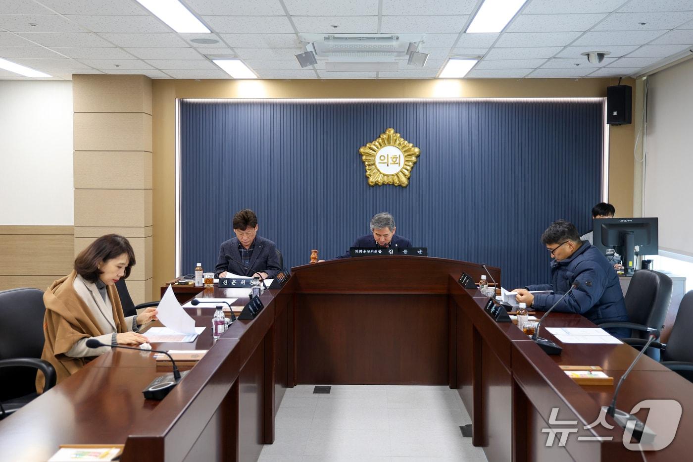 본문 이미지 - 지난 24일 제125회 정례회 폐회 중 열린 의회운영위원회 모습(당진시의회 제공. 재판매 및 DB금지)2026.1.28/뉴스1