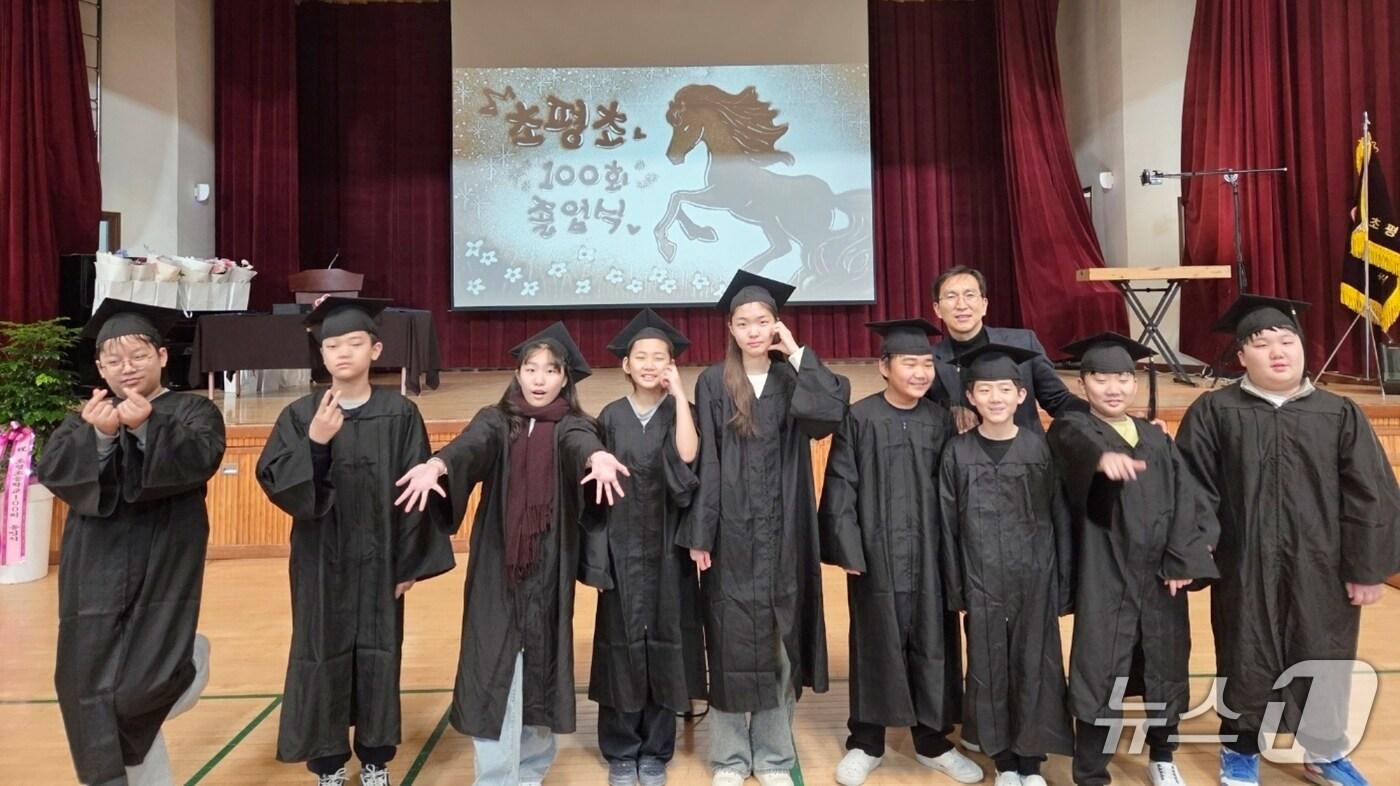 본문 이미지 - 충북 진천 초평초등학교는 28일 교내 강당에서 졸업생과 학부모, 지역 인사들이 참석한 가운데 100회 졸업식을 개최했다.(진천교육지원청 제공, 재판매 및 DB금지)/뉴스1