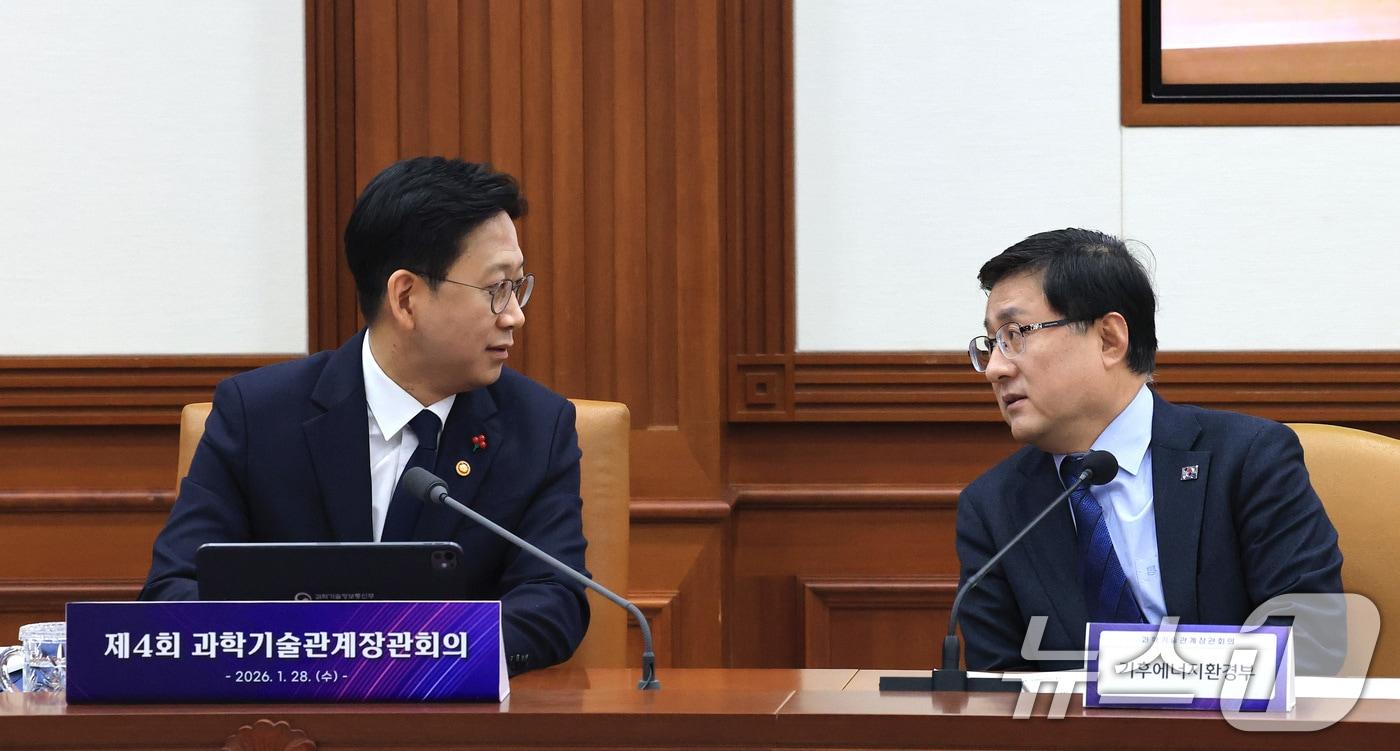 본문 이미지 - 배경훈 부총리 겸 과학기술정보통신부 장관(왼쪽)과 김성환 기후에너지환경부 장관이 28일 서울 종로구 정부서울청사에서 열린 과학기술관계장관회의에서 이야기를 나누고 있다. 2026.1.28 ⓒ 뉴스1 임세영 기자