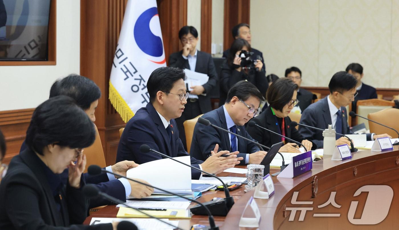 본문 이미지 - 배경훈 부총리 겸 과학기술정보통신부 장관이 28일 서울 종로구 정부서울청사에서 열린 과학기술관계장관회의에서 모두발언을 하고 있다. 2026.1.28 ⓒ 뉴스1 임세영 기자