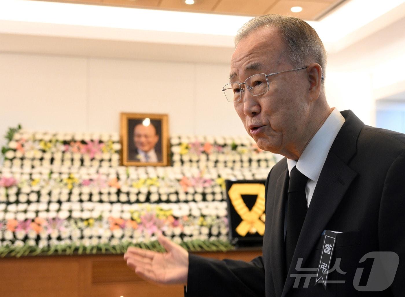 본문 이미지 - 반기문 전 유엔사무총장이 28일 오전 서울 종로구 서울대학교병원 장례식장에 마련된 故 이해찬 전 국무총리의 빈소에서 조문을 하고 있다. 2026.1.28/뉴스1 ⓒ News1 사진공동취재단