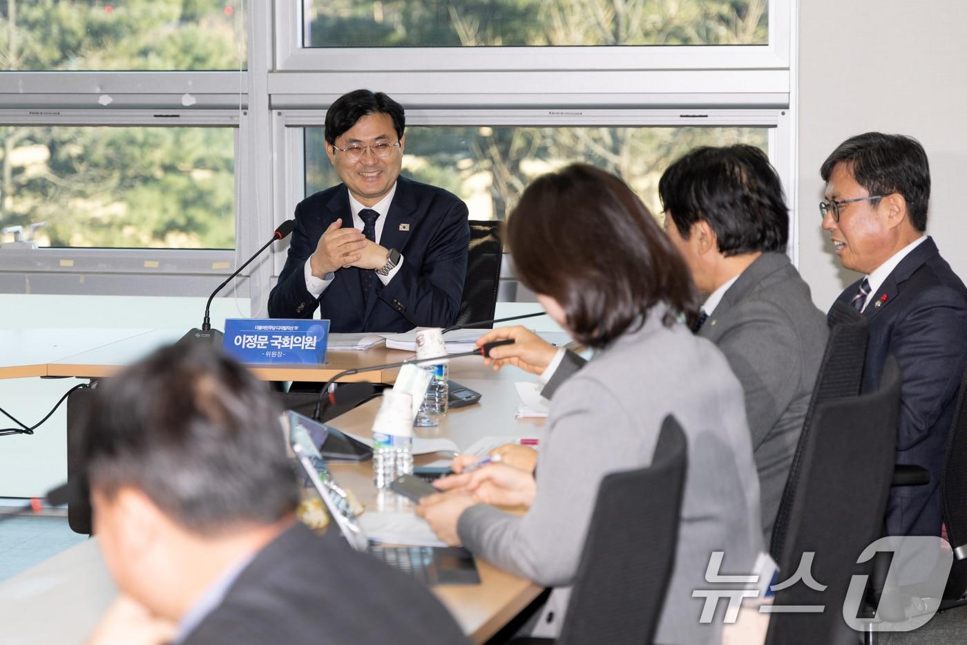 본문 이미지 - 이정문 더불어민주당 디지털자산 TF 위원장이 28일 서울 여의도 국회 의원회관에서 열린 비공개 TF 회의에서 의원들과 대화하고 있다. 2026.1.28/뉴스1 ⓒ News1 이승배 기자