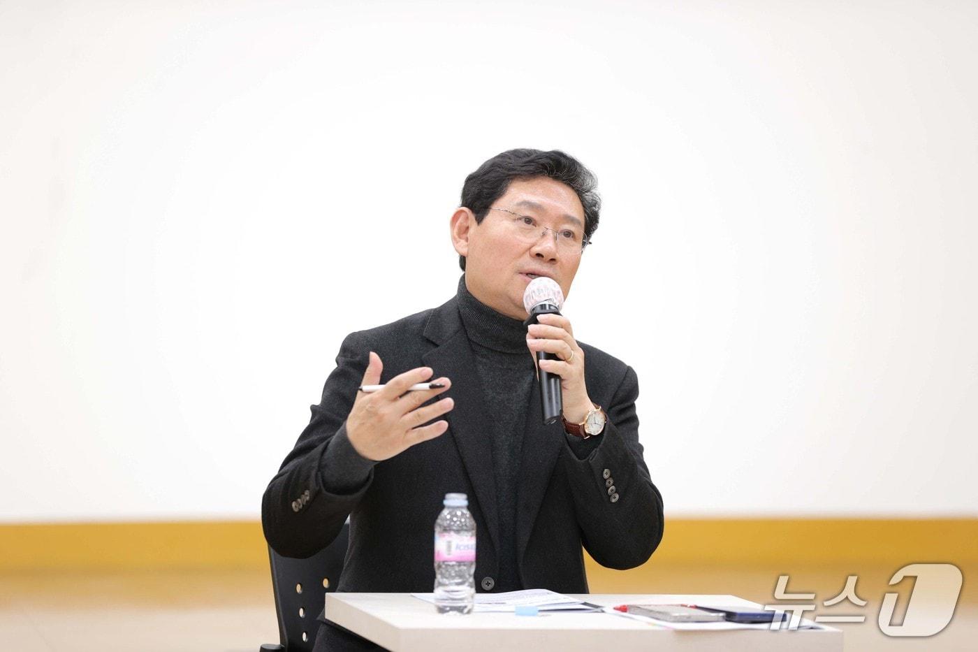 본문 이미지 - 이상일 시장이 지난 27일 처인구청에서 가진 유림1·2동 소통간담회에서 반도체 산단 이전 반대 서명부를 국토부 장관에게 전달한 사실을 전하고 있다.(용인시 제공)