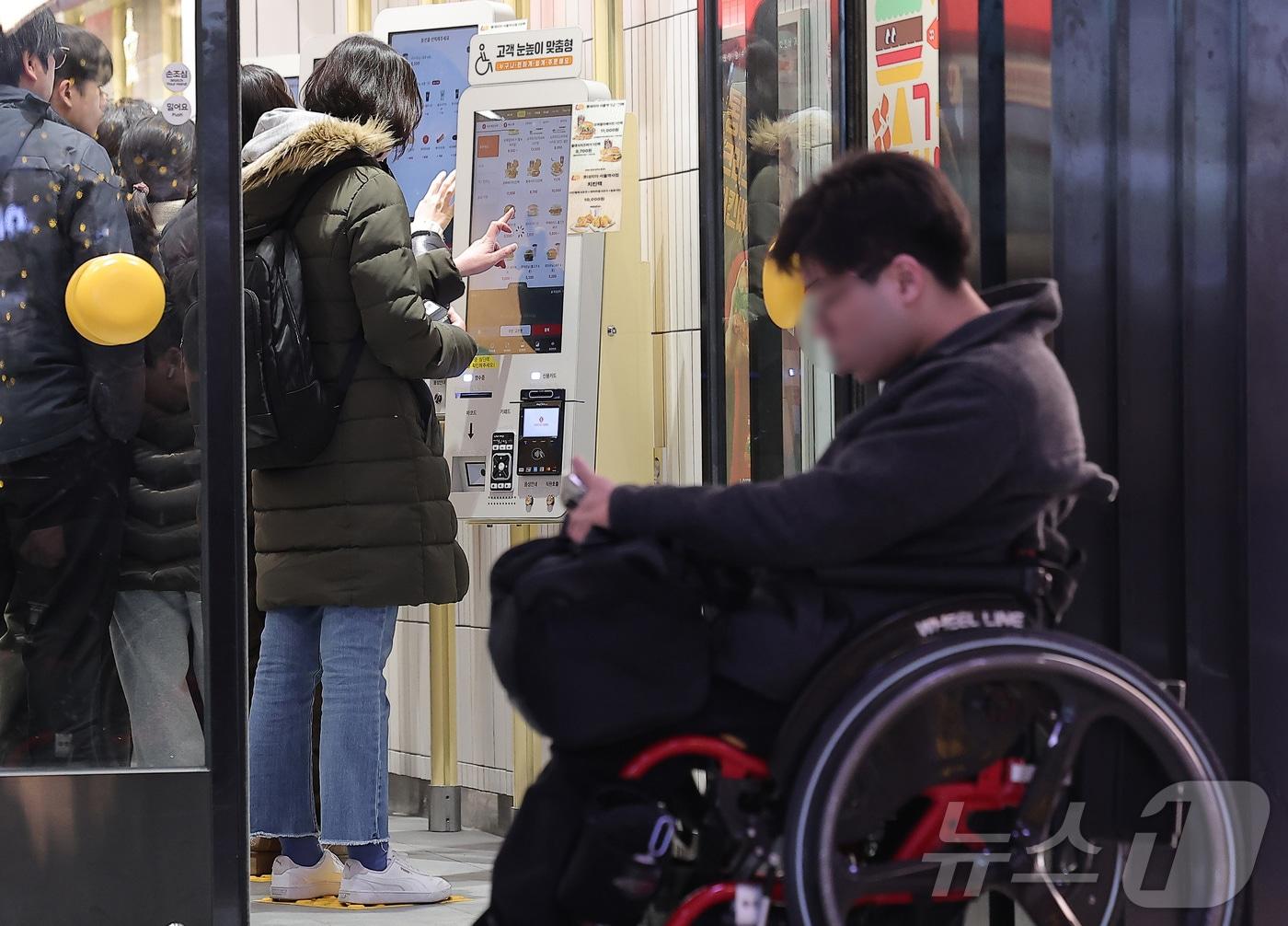 본문 이미지 - 사진은 이날 서울역에 설치된 배리어프리 키오스크 모습. 2026.1.28/뉴스1 ⓒ News1 김성진 기자
