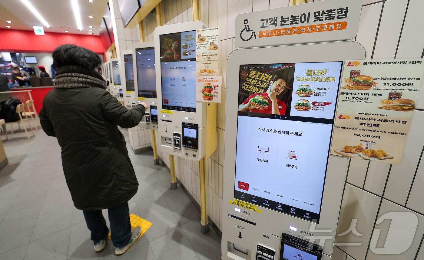 본문 이미지 - 사진은 이날 서울 시내 한 페스트푸드점에 설치된 배리어프리 키오스크 모습. 2026.1.28 ⓒ 뉴스1 김성진 기자