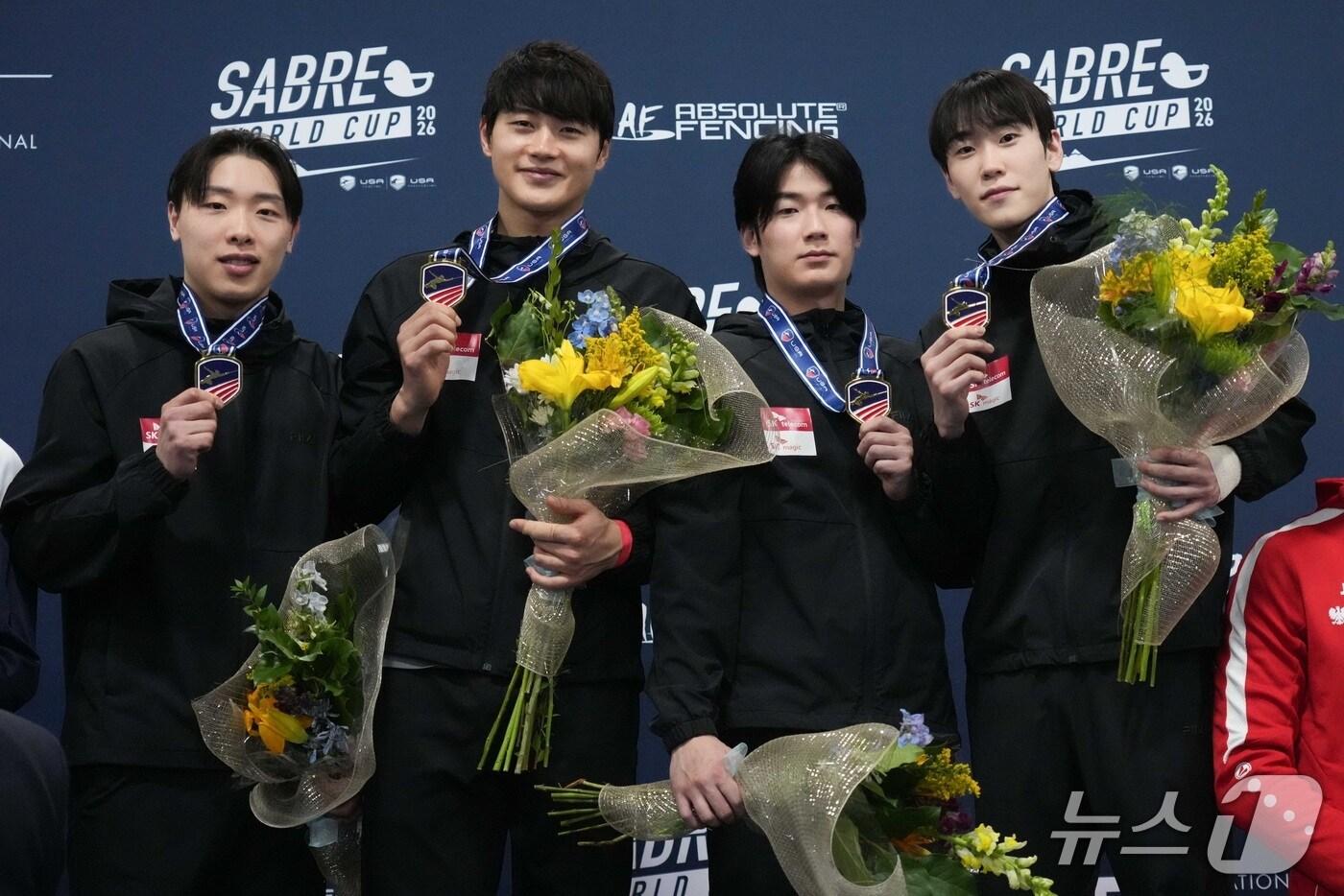 본문 이미지 - 대전시청 펜싱팀 소속 오상욱, 박상원, 임재윤 선수 수상 모습.(대전시 제공. 재판매 및 DB금지)/뉴스1