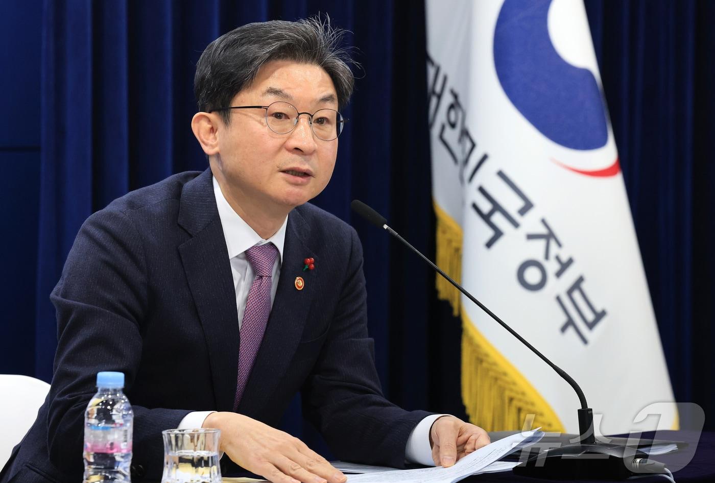 본문 이미지 - 이억원 금융위원회 위원장이 28일 서울 종로구 정부서울청사에서 열린 금융위원회 출입기자단 월례 간담회에서 발언을 하고 있다. ⓒ News1 임세영 기자