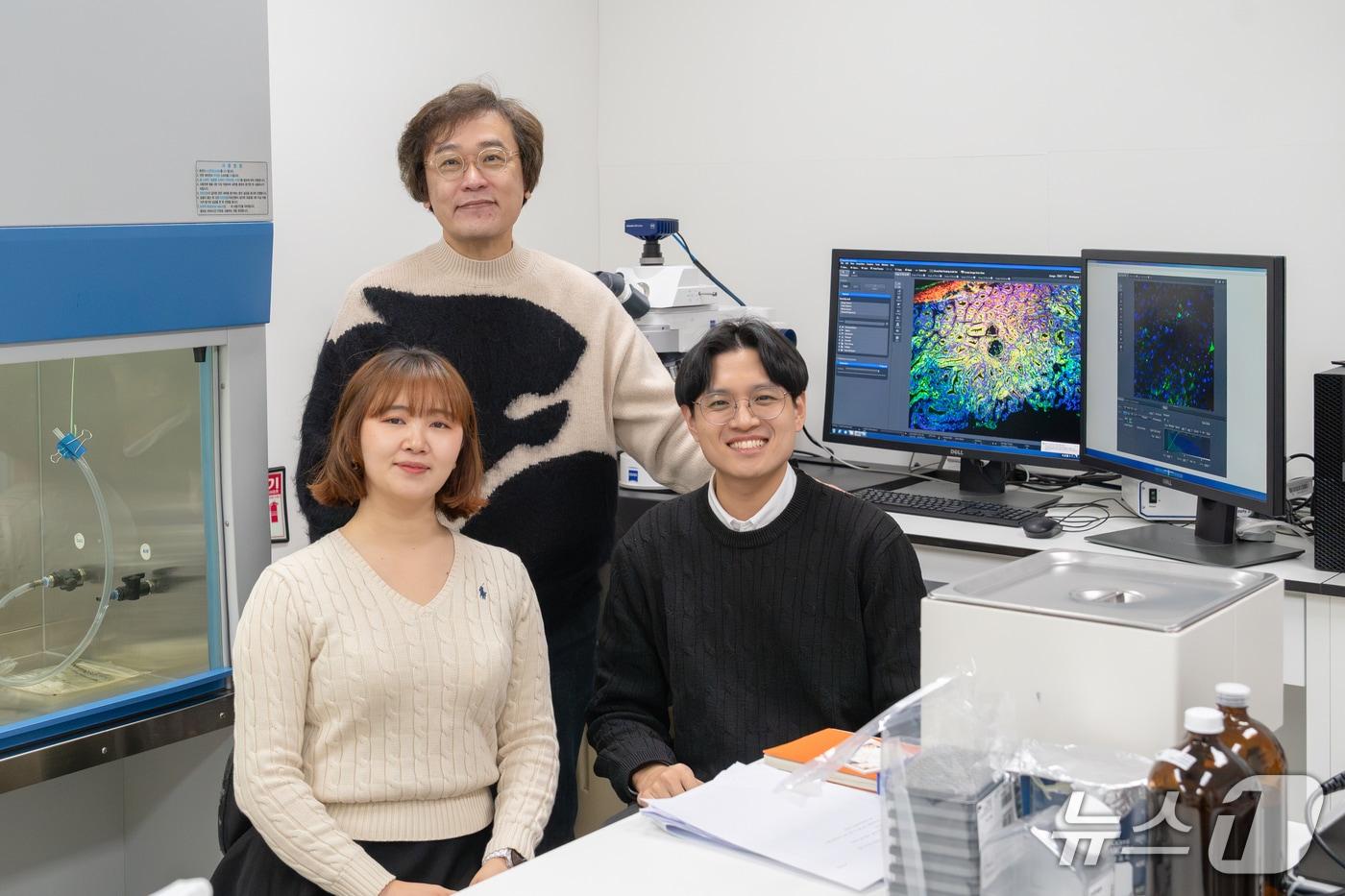 본문 이미지 - 윤현지 석박통합과정생, 남정석 교수, 이충재 박사(왼쪽부터)(지스트 제공, 재판매 및 DB 금지)/뉴스1 
