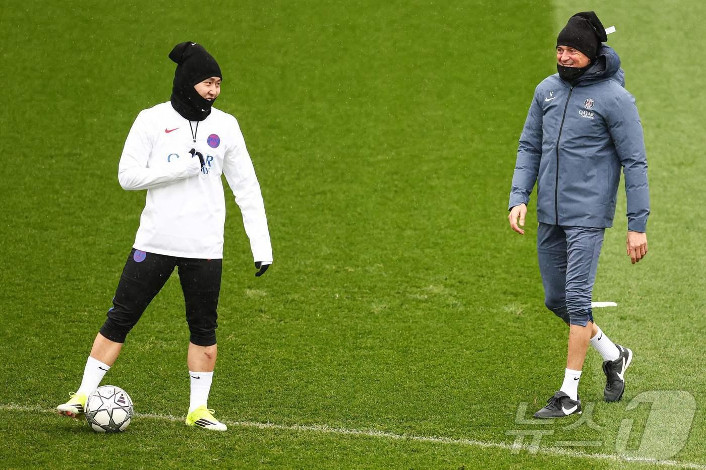 본문 이미지 - PSG 이강인(왼쪽)이 뉴캐슬과 유럽축구연맹(UEFA) 챔피언스리그 리그 페이즈 최종전을 앞두고 진행된 훈련에서 루이스 엔리케 감독돠 대화를 나누고 있다. ⓒ AFP=뉴스1