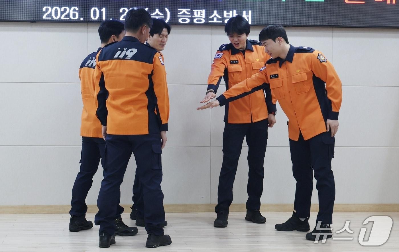 본문 이미지 - 2026 충북소방기술경연대회에 출전하는 증평소방서 선수단이 28일 열린 발대식에서 파이팅을 다짐 하고 있다.(증평소방서 제공, 재판매 및 DB금지)/뉴스1