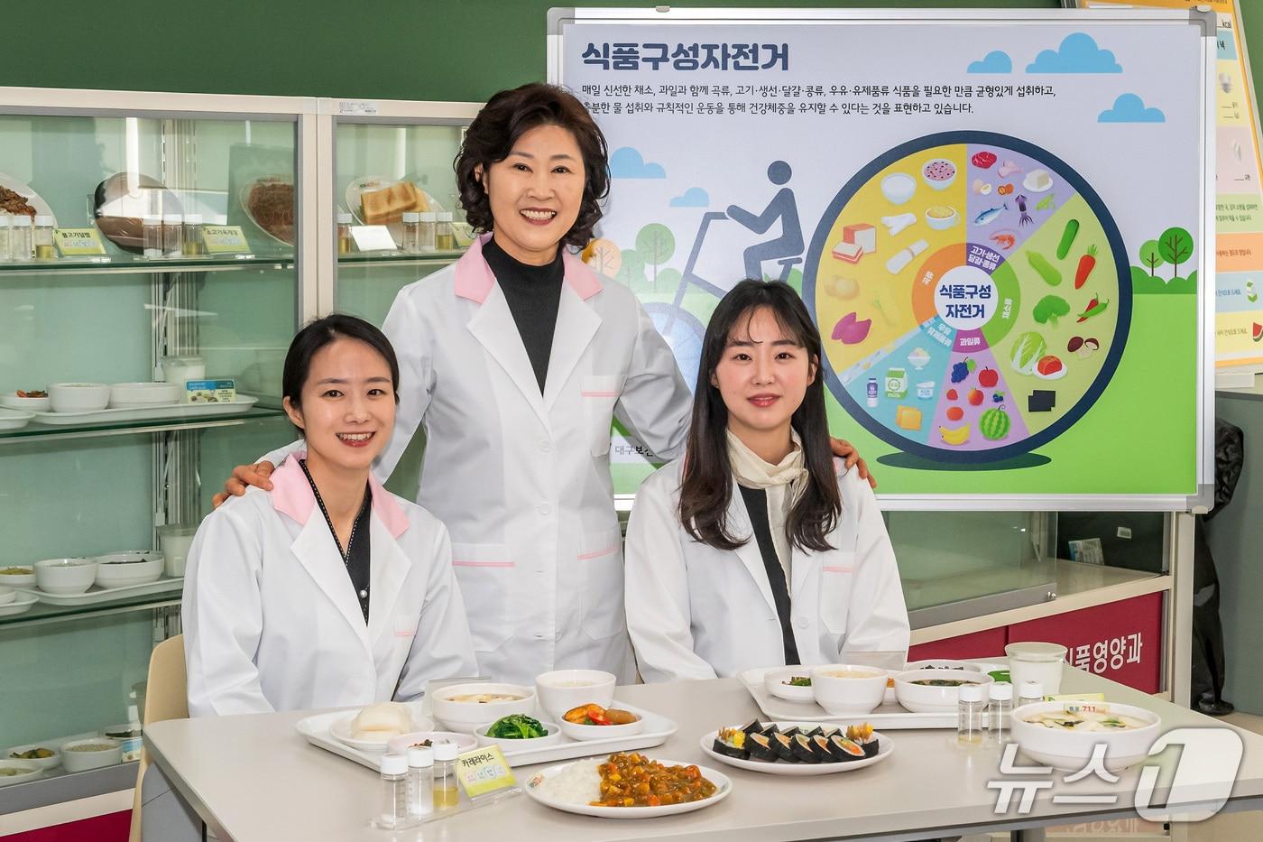 본문 이미지 - 영양사 시험에 함께 합격한 배점숙 씨(가운데)와 딸  김보라(왼쪽)·여울 씨 자매.(대구보건대 제공. 재판매 및 DB 금지)