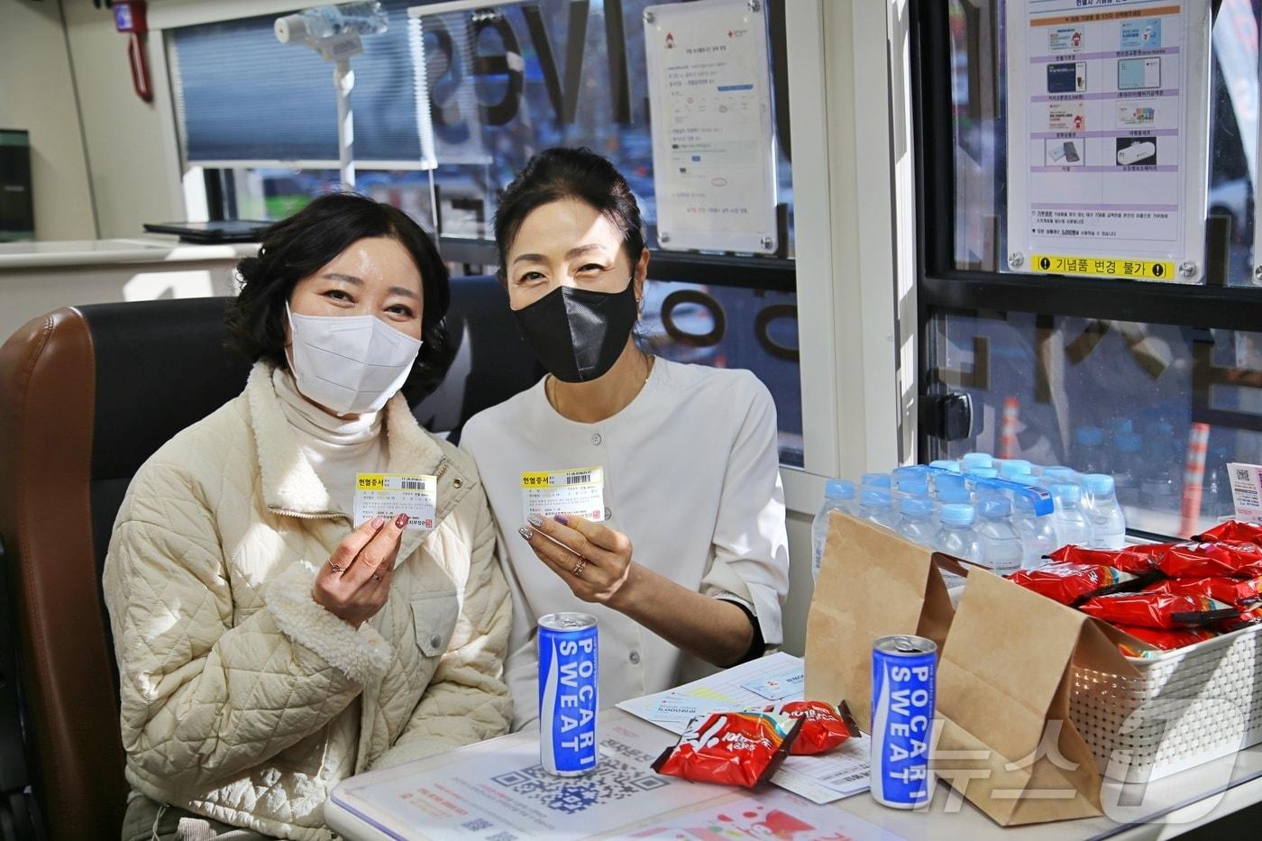 본문 이미지 - 광주신세계 직원들이 헌혈을 하고 있다.(광주신세계 제공. 재배포 및 DB 금지)