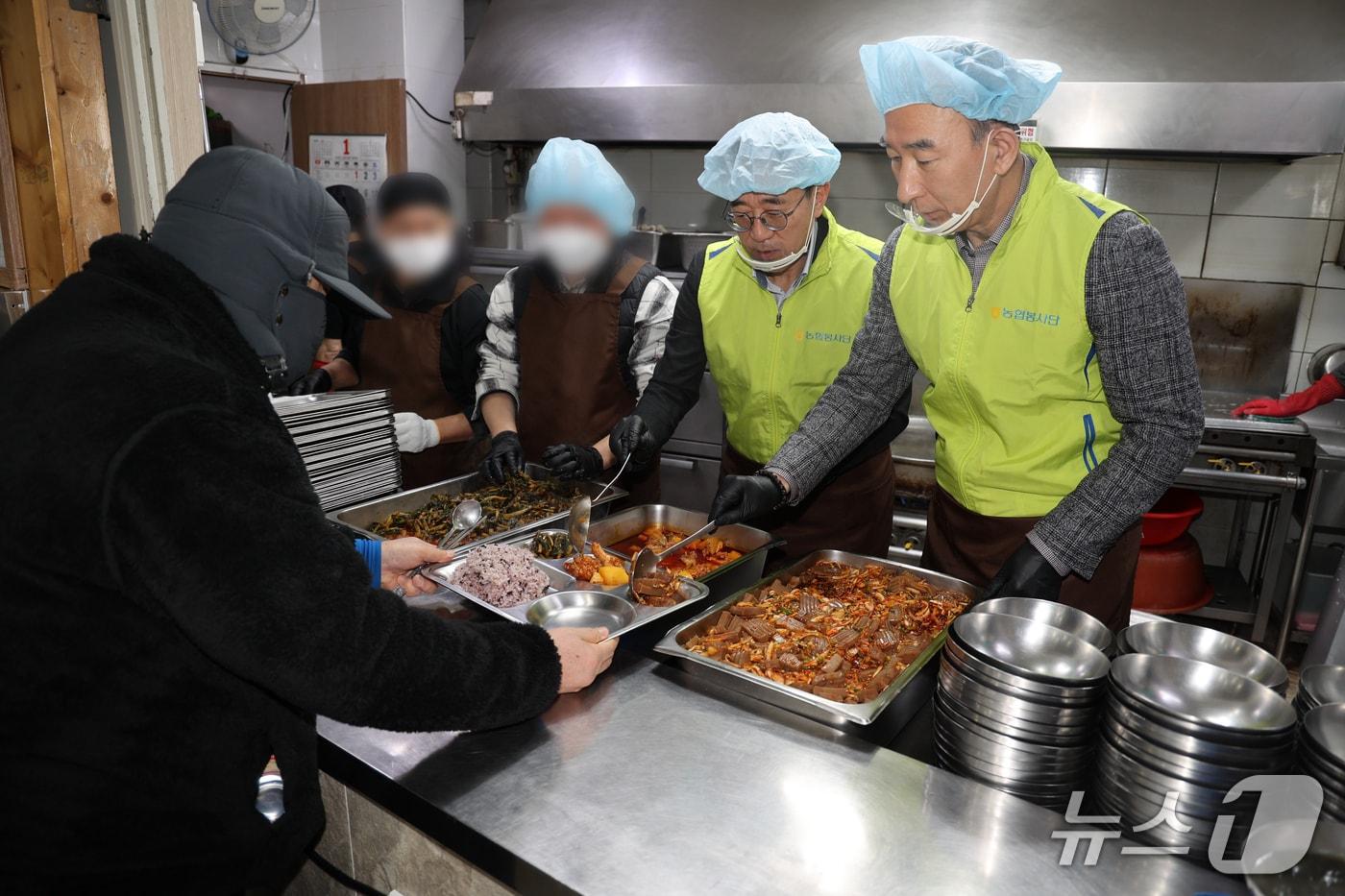 본문 이미지 - NH농협생명, 새해맞이 따뜻한 동행... 서울특별시립 브릿지종합지원센터 찾아 온정 나눠/사진제공=NH농협생명