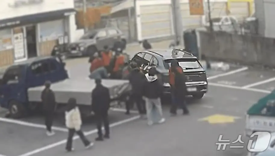 본문 이미지 - 차에 깔린 여성을 구조하려 차를 들어올리는 시민들(대전경찰청 제공) /뉴스1