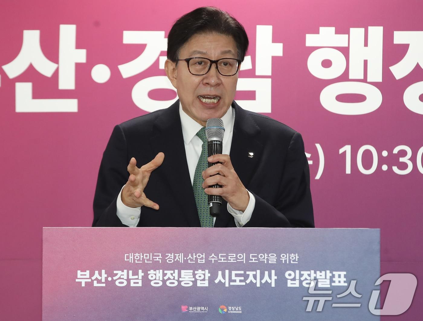 본문 이미지 - 박형준 부산시장이 28일 경남 창원 진해구 부산신항 내 동원글로벌터미널 홍보관에서 부산·경남 행정통합 공동 입장문을 발표하고 있다. ⓒ News1 윤일지 기자