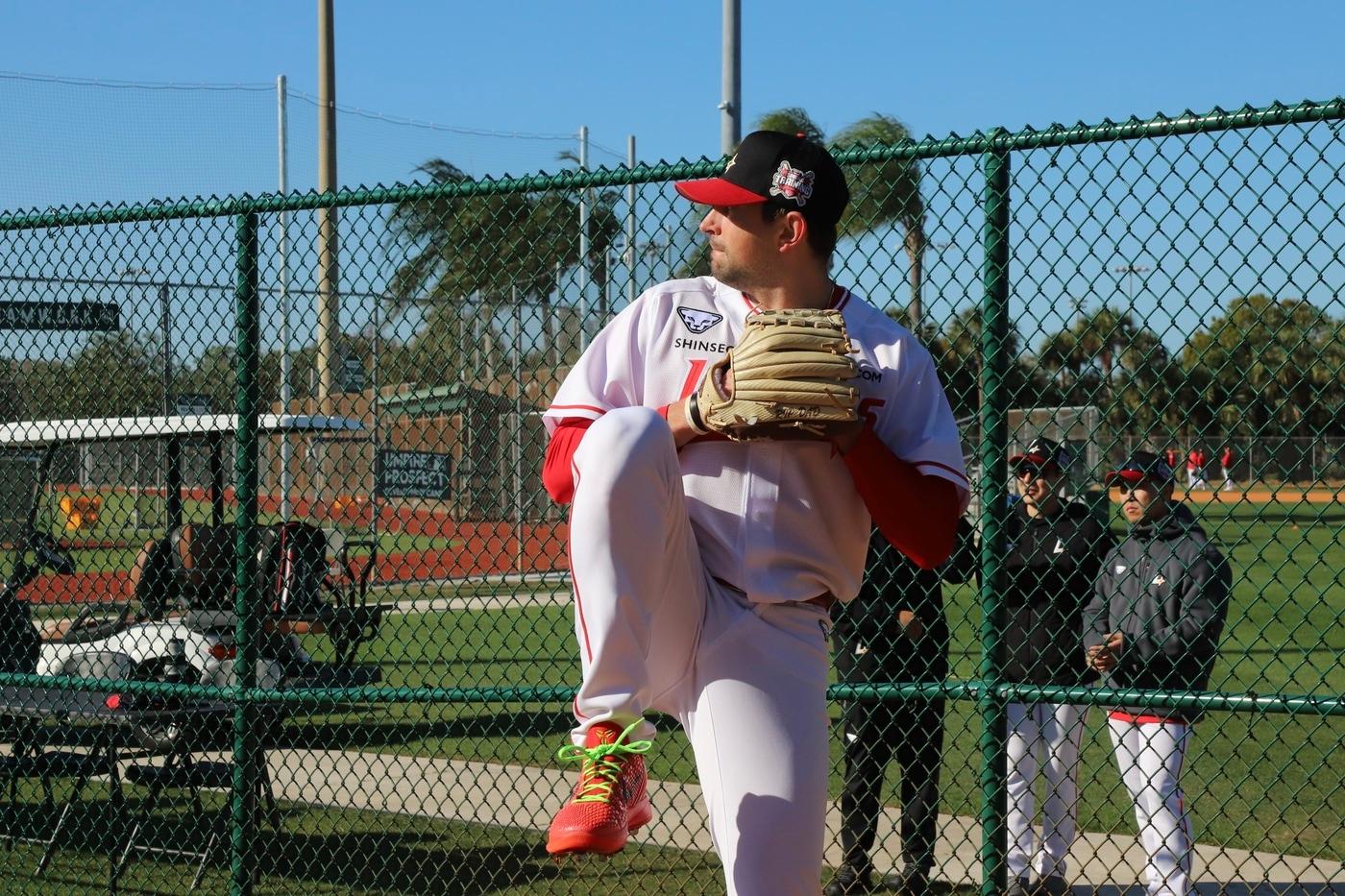 본문 이미지 - SSG 랜더스 앤서니 베니지아노가 27일(현지시간) 미국 플로리다주 베로비치의 스프링캠프에서 불펜 피칭을 진행하고 있다. (SSG 제공)