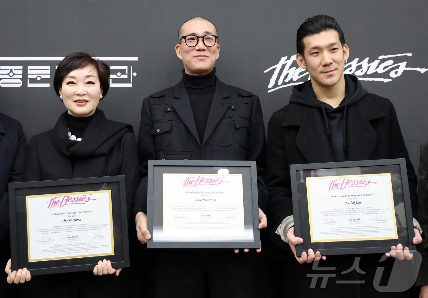 본문 이미지 - 정혜진(왼쪽부터), 김성훈, 김재덕 안무가가 28일 오전 서울 종로구 세종문화회관 아티스트라운지에서 열린 서울시무용단 ‘일무’ 베시 어워드 수상 기념 기자간담회에 참석해 기념 촬영을 하고 있다. 1983년 설립된 베시 어워드는 뉴욕 예술가와 프로듀서, 비평가 등으로 구성된 선정위가 해마다 뉴욕에서 공연된 작품 가운데 혁신적인 성취를 이룬 예술가와 작품을 선정해 수여한다. 2026.1.28/뉴스1 ⓒ News1 김진환 기자