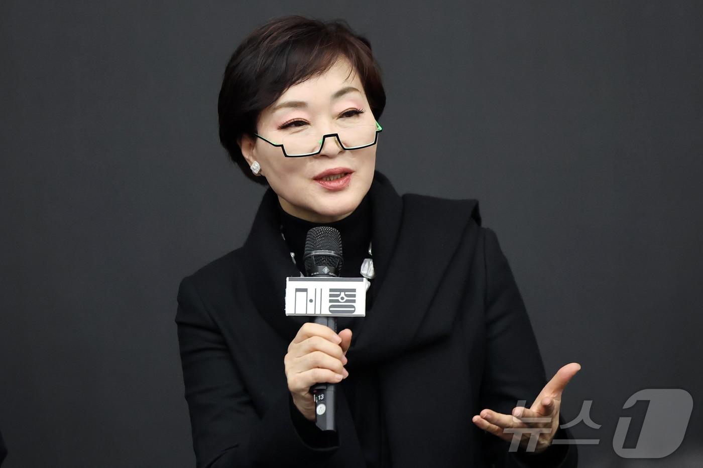 본문 이미지 - ‘뉴욕 댄스&퍼포먼스 어워드(베시 어워드)’에서 최우수 안무가·창작자(Outstanding Choreographer·Creator)상을 수상한 서울시무용단 ‘일무(One Dance)’의 정혜진 안무가가 28일 오전 서울 종로구 세종문화회관 아티스트라운지에서 열린 기자회견에서 취재진 질문에 답변하고 있다. 1983년 설립된 베시 어워드는 뉴욕 예술가와 프로듀서, 비평가 등으로 구성된 선정위가 해마다 뉴욕에서 공연된 작품 가운데 혁신적인 성취를 이룬 예술가와 작품을 선정해 수여한다. 2026.1.28/뉴스1 ⓒ News1 김진환 기자