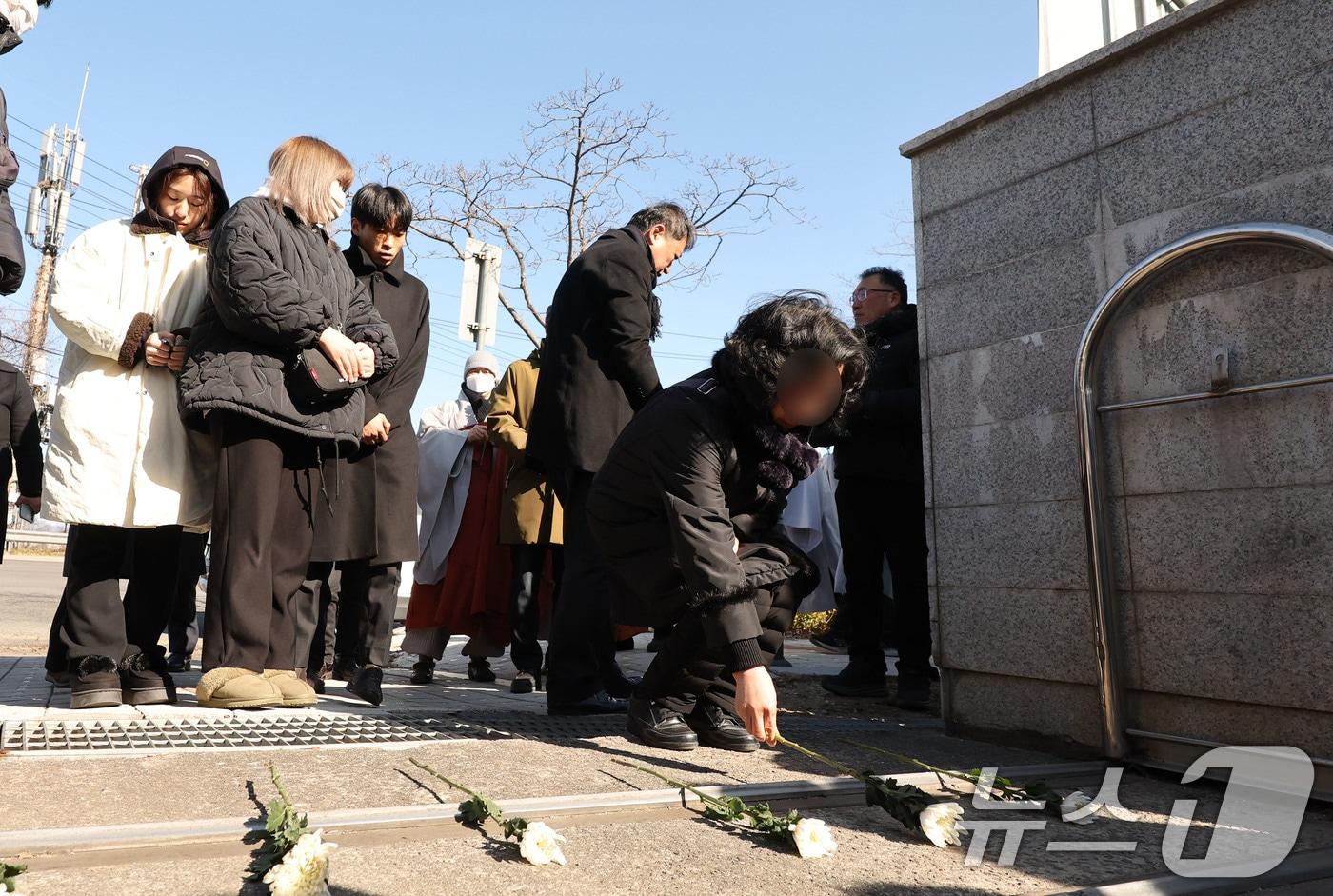 본문 이미지 - 광주대표도서관 붕괴 사고 발생 49일이 지난 28일 광주 서구 치평동 붕괴 현장에서 사망한 작업자 4명의 유족들이 헌화하고 있다. 2026.1.28 ⓒ 뉴스1 박지현 기자